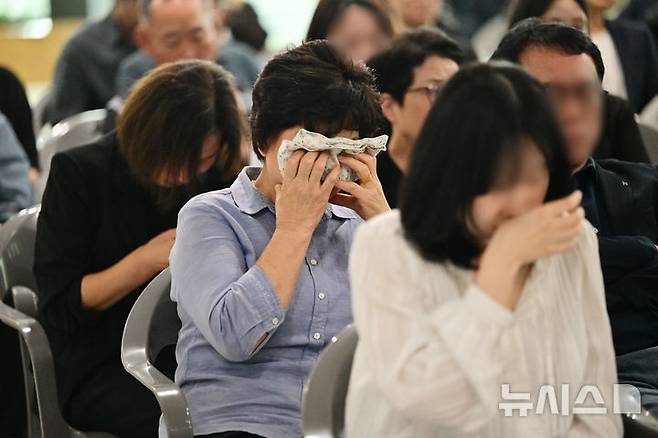 [무안=뉴시스] 이영주 기자 =  12·29 무안공항 제주항공 여객기 참사 유가족협의회의 추석 합동 차례가 열린 6일 오후 전남 무안군 무안국제공항에서 참사 유족들이 추모사를 들으며 눈물을 흘리고 있다. 2025.10.06. leeyj2578@newsis.com