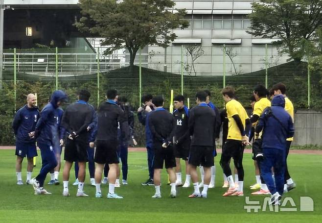 [고양=뉴시스] 하근수 기자= 홍명보 감독이 이끄는 축구 국가대표팀, 6일 오후 고양종합운동장 보조구장에서 첫 훈련 실시. 2025.10.06. photo@newsis.com