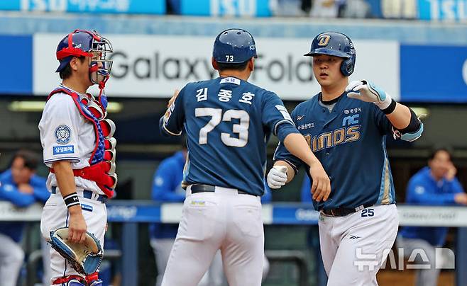 [대구=뉴시스] 이무열 기자 = 6일 대구 수성구 삼성라이온즈파크에서 열린 2025 신한 SOL 뱅크 KBO리그 와일드카드 1차전 NC 다이노스와 삼성 라이온즈의 경기, 5회초 1사 주자 없는 상황에서 NC 김형준이 솔로 홈런을 친 뒤 김종호 코치와 기뻐하고 있다. 2025.10.06. lmy@newsis.com