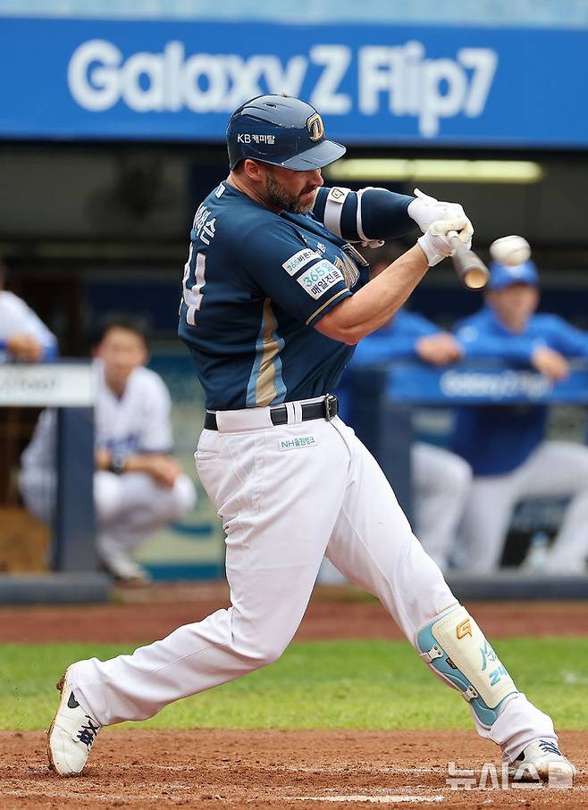 [대구=뉴시스] 이무열 기자 = 6일 대구 수성구 삼성라이온즈파크에서 열린 2025 신한 SOL 뱅크 KBO리그 와일드카드 1차전 NC 다이노스와 삼성 라이온즈의 경기, 5회초 2사 주자 1,3루 상황에서 NC 데이비슨이 1타점 2루타를 치고 있다. 2025.10.06. lmy@newsis.com