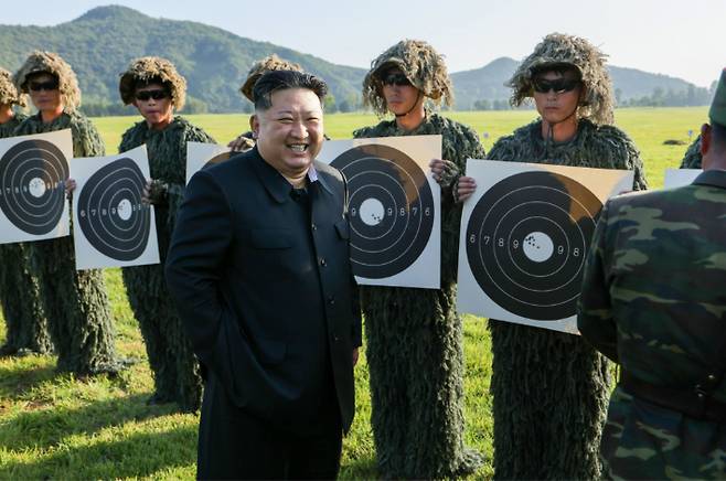 북한 김정은 국무위원장이 9월 12일 저격수 부대들의 사격경기를 참관한 모습. 조선중앙통신에는 이 소식이 보도됐지만 노동신문에서는 다루지 않았다. 연합뉴스