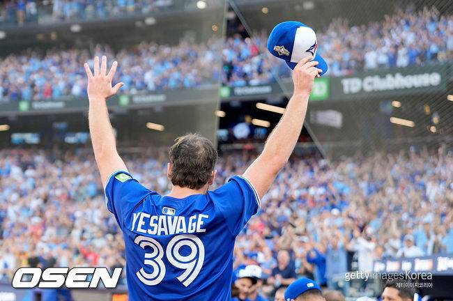 [사진] 토론토 트레이 예세비지가 6회 교체된 뒤 팬들의 환호에 답하고 있다. ⓒGettyimages(무단전재 및 재배포 금지)