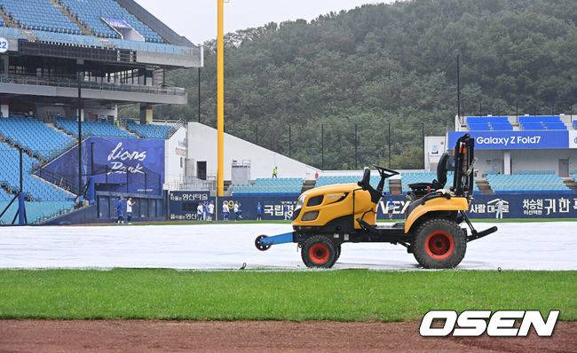 [OSEN=대구, 이석우 기자] 6일 대구 삼성라이온즈파크에서 2025 신한 SOL뱅크 KBO 와일드카드 결정전 삼성 라이온즈와 NC 다이노스의 경기가 열린다. 홈팀 삼성은 후라도가 방문팀 NC는 구창모가 선발 투수로 출전한다.대구 삼성라이온즈파크에 비가 내리고 있다. 2025.10.06 / foto0307@osen.co.kr