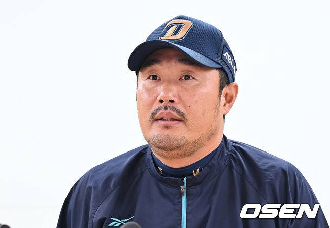 [OSEN=대구, 이석우 기자] 6일 대구 삼성라이온즈파크에서 2025 신한 SOL뱅크 KBO 와일드카드 결정전 삼성 라이온즈와 NC 다이노스의 경기가 열린다. 홈팀 삼성은 후라도가 방문팀 NC는 구창모가 선발 투수로 출전한다.NC 다이노스 이호준 감독이 기자들의 질문에 답하고 있다. 2025.10.06 / foto0307@osen.co.kr