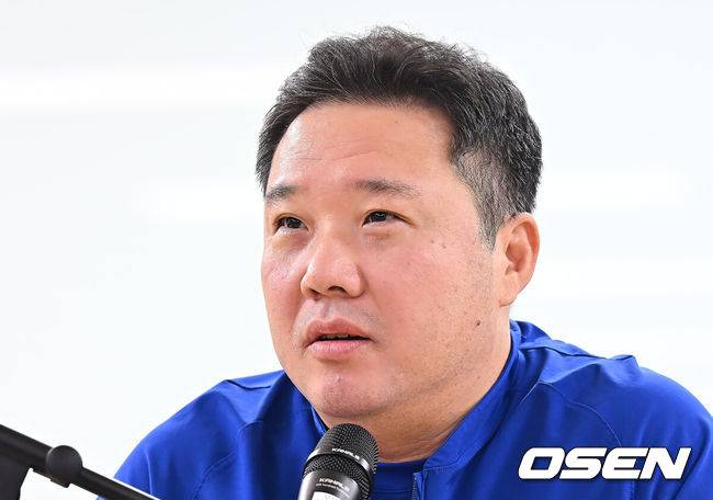 [OSEN=대구, 이석우 기자] 6일 대구 삼성라이온즈파크에서 2025 신한 SOL뱅크 KBO 와일드카드 결정전 삼성 라이온즈와 NC 다이노스의 경기가 열린다. 홈팀 삼성은 후라도가 방문팀 NC는 구창모가 선발 투수로 출전한다.삼성 라이온즈 박진만 감독이 기자들의 질문에 답하고 있다. 2025.10.06 / foto0307@osen.co.kr