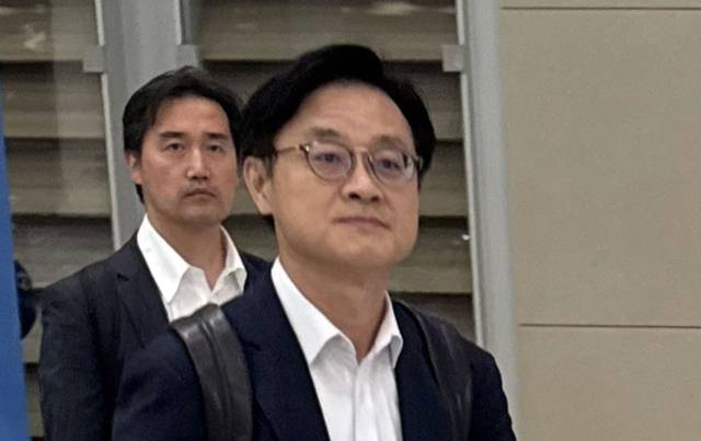 ▲김정관 산업통상부 장관이 6일 오전 인천공항 제2터미널 입국장을 통해 귀국하고 있다. 김 장관은 지난 4일(현지시간) 미국 뉴욕을 방문해 하워드 러트닉 미 상무부 장관과 한미 관세 협상 관련 후속 협의를 이어갔다. ⓒ연합뉴스