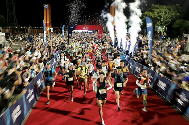 UTMB 월드시리즈 ‘국제트레일러닝대회’ 2024년 50㎞와 100㎞ 경주 출발 모습. 서귀포시 제공