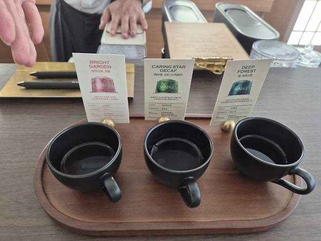 직원이 로스팅 강도별로 제공된 카누 캡슐 커피 3잔을 소개하고 있다. 김현이 기자