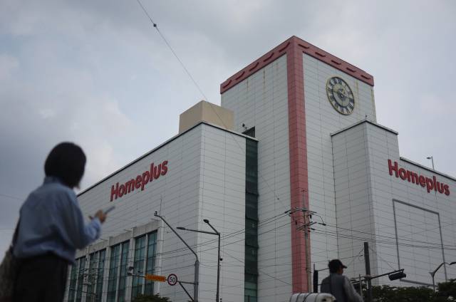 서울시내 한 홈플러스 매장 앞. 연합뉴스