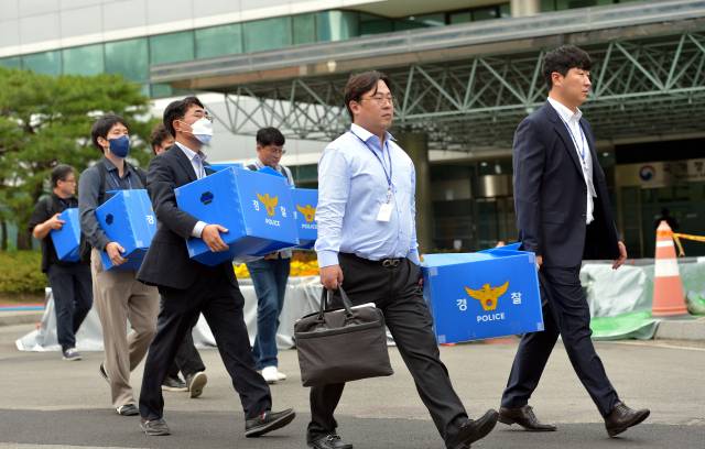 국가정보자원관리원 화재 원인을 수사 중인 경찰이 이달 2일 오전 9시부터 대전 국정자원과 이번 화재와 관련된 대전지역 3개 업체 등 4개소에 대한 압수수색에 들어간 가운데 국정자원에서 압수수색을 마친 수사관들이 압수물품을 들고 이동하고 있다. 연합뉴스