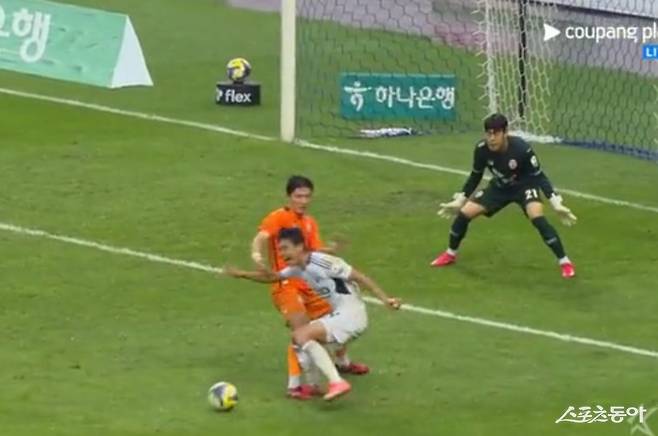 전북 전진우가 3일 K리그1 제주 원정 도중 상대 수비수로부터 발을 밟히는 모습. 사진캡처|쿠팡플레이 중계화면