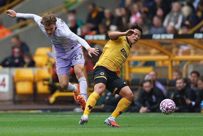 황희찬이 5일 브라이턴전에서 마츠 비퍼와 몸싸움을 하며 볼을 경합하고 있다. 로이터연합뉴스