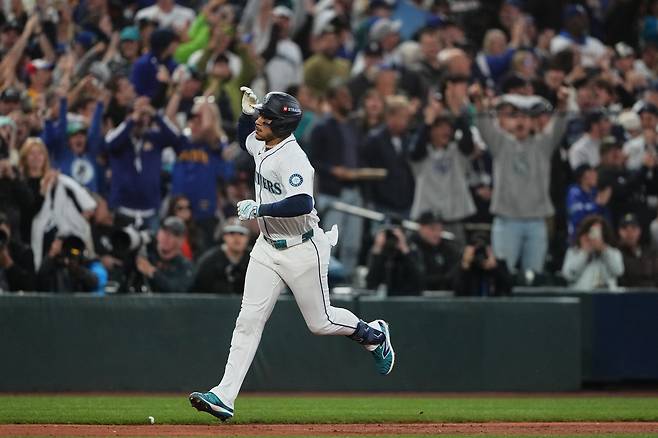 시애틀의 폴랑코가 6일(한국시간) 미국 워싱턴주 시애틀 T모바일파크에서 열린 MLB ALDS 2차전 디트로이트와 홈 경기, 6회 솔로 홈런을 친 뒤 그라운드를 돌고 있다. AP연합뉴스