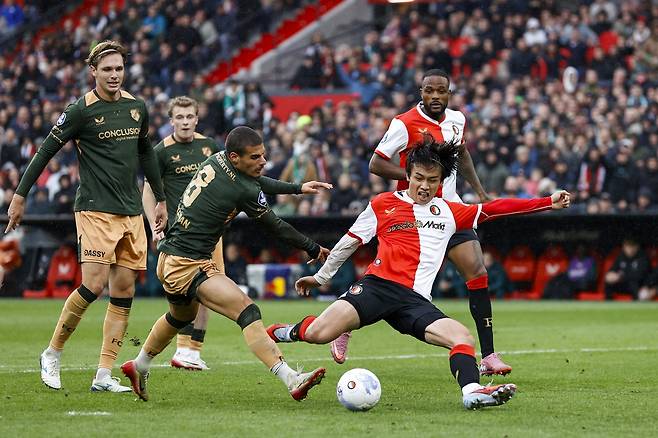 페예노르트 우에다가 5일 위트레흐트전에서 슈팅하고 있다. EPA연합뉴스