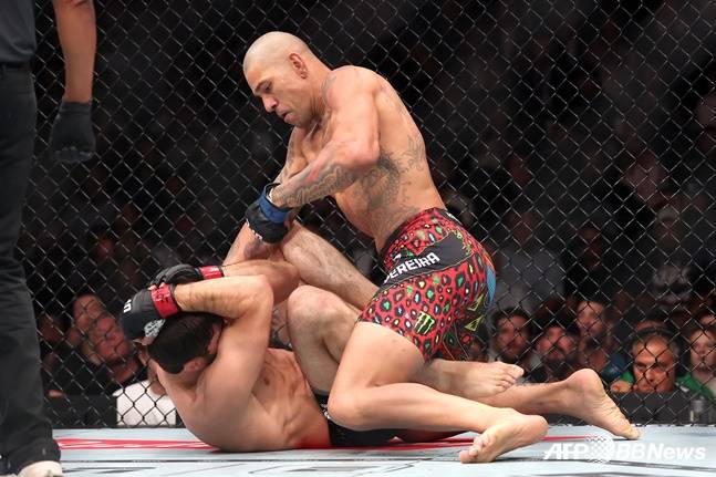 밴텀급 챔피언 페레이라(오른쪽)가 드발리쉬빌리전에서 파운딩을 하고 있다. /AFPBBNews=뉴스1