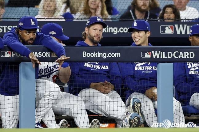 다저스 김혜성(오른쪽 끝)이 커쇼와 경기를 지켜보며 이야기를 나누고 있다. /AFPBBNews=뉴스1