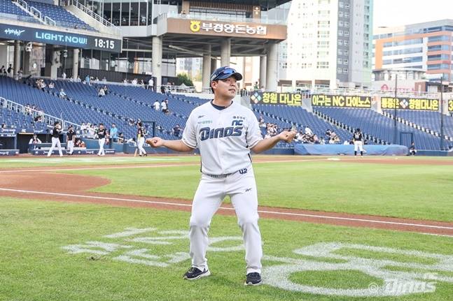 NC 김정호가 6월 CGV 씬-스틸러상 수상 후 당시 댄스를 재현하고 있다. /사진=NC 다이노스 제공