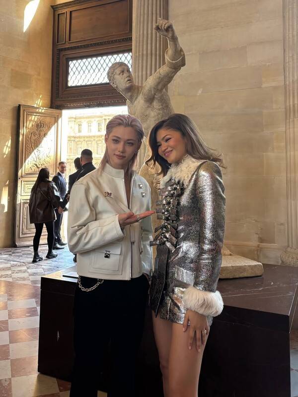 필릭스와 사진 찍는 젠데이아. 사진=필릭스 인스타그램(@yong.lixx)