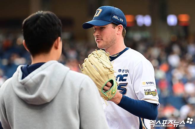 30일 오후 경상남도 창원NC파크에서 열린 '2025 신한 SOL Bank KBO리그' 한화 이글스와 NC 다이노스의 경기, 1회초 종료 후 NC 선발투수 라일리가 더그아웃으로 향하고 있다. 엑스포츠뉴스DB