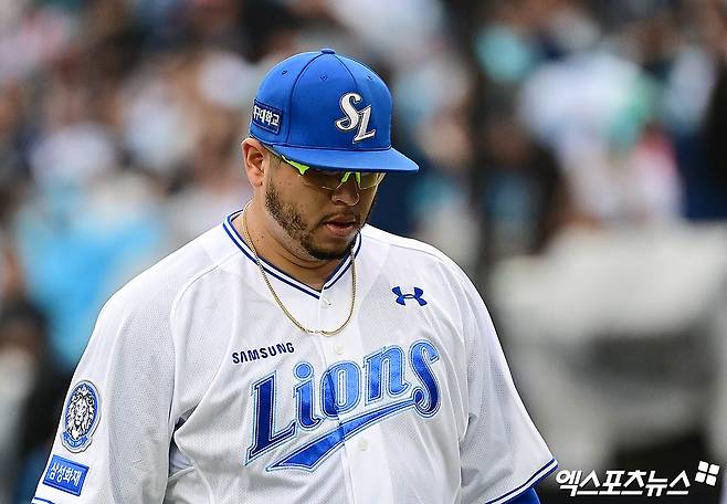 6일 오후 대구삼성라이온즈파크에서 열린 '2025 신한 SOL Bank KBO 포스트시즌' NC 다이노스와 삼성 라이온즈의 와일드카드 1차전 경기, 2회초 종료 후 삼성 선발투수 후라도가 실점에 아쉬워하며 더그아웃으로 향하고 있다. 대구, 박지영 기자