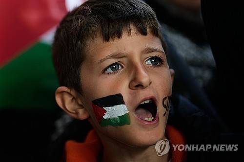 팔레스타인 지지 시위 참가한 튀르키예 소년 [AP=연합뉴스]