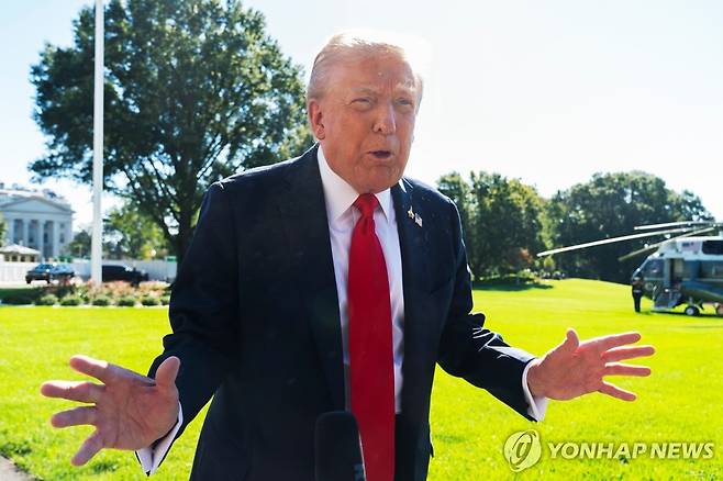 해군 행사 참석 위해 백악관 떠나는 트럼프 대통령 [AP 연합뉴스 자료사진]