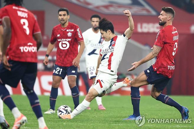 릴과의 경기에서 슈팅하는 이강인 [AFP=연합뉴스]
