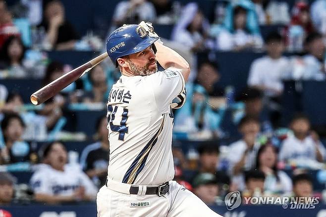 NC 맷 데이비슨 타격 (창원=연합뉴스) 4일 창원NC파크에서 열린 프로야구 2025 신한 SOL 뱅크 KBO리그 SSG 랜더스와 NC 다이노스 경기. NC 맷 데이비슨이 타격하는 모습. 2025.10.4 [NC다이노스 제공. 재판매  DB 금지] image@yna.co.kr