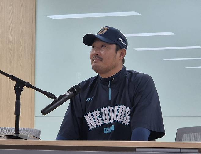 인터뷰하는 이호준 NC 감독 (대구=연합뉴스) 김경윤 기자 = 이호준 NC 감독이 6일 대구 삼성라이온즈파크에서 열리는 프로야구 삼성과 와일드카드 결정 1차전을 앞두고, 취재진과 인터뷰하고 있다.