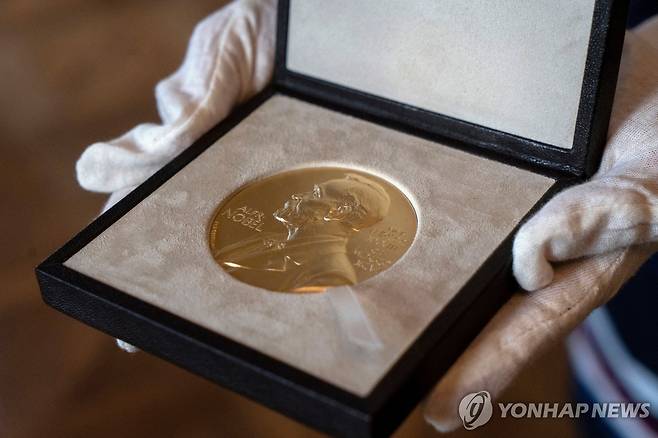 노벨상 수상자에게 수여되는 메달 [AP=연합뉴스 자료사진. 재판매 및 DB 금지]
