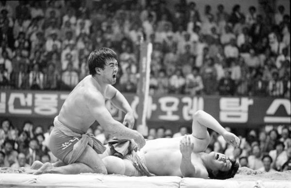 수원 실내체육관에서 열린 제15회 천하장사 씨름대회 결승전에서 이만기 선수(25.현대.왼쪽)가 장지영(25.일양약품) 선수에게 3:2로 역전승 하는 순간 포효하고 있다. 1988.10.10 /연합뉴스 자료사진