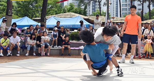 부평 단오축제 어린이 씨름대회가 열린 인천시 부평역사박물관에서 참가한 어린이들이 기량을 펼치고 있다. 2024.6.9 /김용국기자yong@kyeongin.com