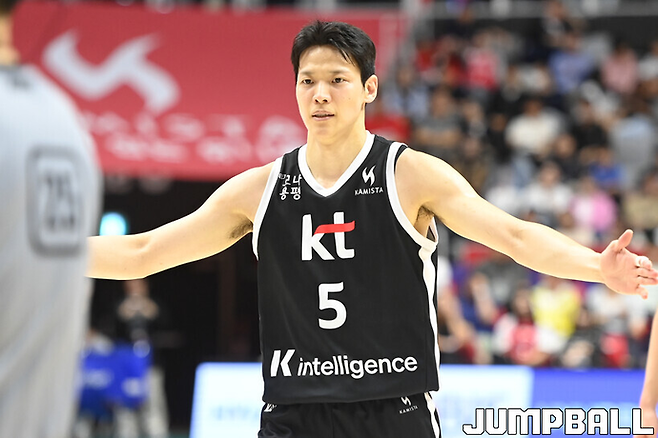 KT 김선형이 7일 수원 KT 소닉붐 아레나에서 열린 2025~2026 LG전자 프로농구 정규리그 울산 현대모비스와 홈경기에서 연장 종료 3초전 자유투 2개를 모두 성공시켜 승리의 수훈갑이 됐다.사진=점프볼
