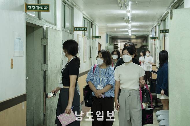 시민참여 투어프로그램 광주적십자병원 투어 모습. /(재)광주비엔날레 제공