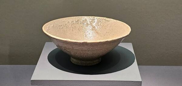 진주 남가람박물관에 전시된 백자차완.