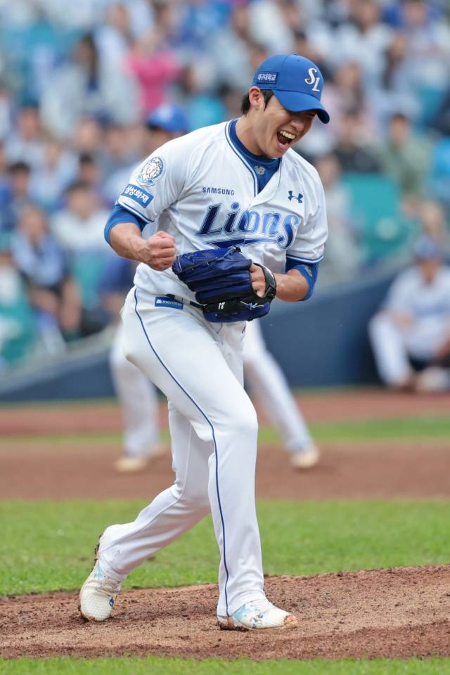 삼성 라이온즈의 원태인이 7일 대구에서 열린 프로야구 포스트시즌 와일드카드 결정전 2차전에 선발 등판해 6회초까지 무실점으로 마친 뒤 포효하고 있다. 삼성 제공