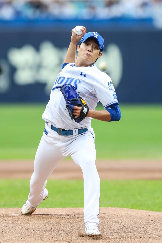 삼성 라이온즈의 원태인이 7일 대구에서 열린 프로야구 포스트시즌 와일드카드 결정전 2차전에 선발 등판해 역투하고 있다. 삼성 제공