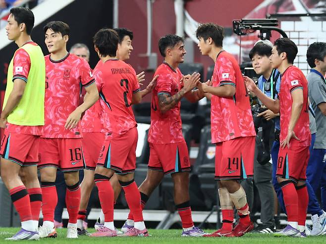 한국 축구 대표 옌스 카스트로프가 지난 9월 미국 뉴저지주 해리슨 스포츠일러스트레이티드 스타디움에서 열린 한국 대 미국 친선경기가 끝난 후 동료들에게 축하를 받고 있다.  사진=연합뉴스