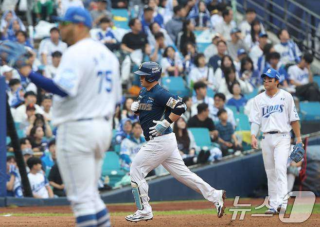6일 오후 대구 삼성라이온즈파크에서 열린 프로야구 2025 신한 SOL뱅크 KBO 와일드카드 결정전 1차전, 삼성 라이온즈와 NC 다이노스의 경기 5회초 1사 상황 NC 9번타자 김형준이 삼성 선발 후라도를 상대로 좌월 1점 홈런을 친 뒤 그라운드를 달리고 있다. 2025.10.6/뉴스1 ⓒ News1 공정식 기자