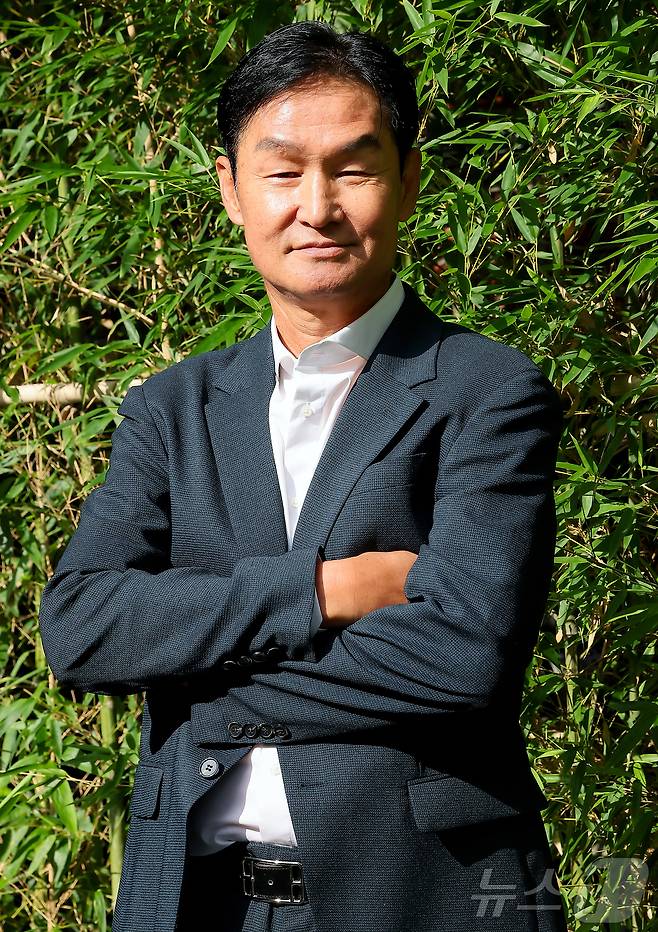 최용수 전 감독이 29일 오후 서울 강남구의 한 식당에서 뉴스1과 인터뷰를 앞두고 포즈를 취하고 있다. 2025.9.29/뉴스1 ⓒ News1 김진환 기자