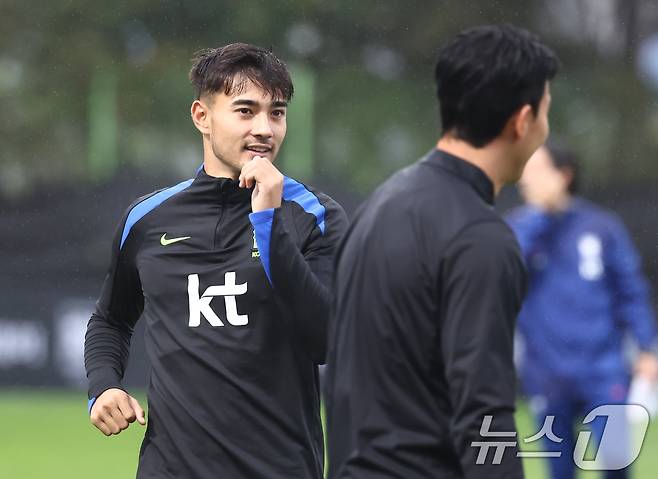 손흥민, 옌스 카스트로프 등 한국 축구 국가대표팀이 7일 오후 경기도 고양시 일산서구 고양종합운동장 보조구장에서 열린 팬 오픈 트레이닝 행사에서 몸을 풀고 있다. 한국 축구대표팀은 오는 10일 오후 8시 서울월드컵경기장에서 브라질과 평가전을 치른 뒤 14일 파라과이와 맞붙는다. 2025.10.7/뉴스1 ⓒ News1 김민지 기자