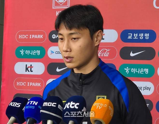축구대표팀 미드필더 백승호가 6일 고양종합운동장 보조경기장에서 시행한 축구대표팀 소집 첫날 훈련에 앞서 취재진과 만나 인터뷰하고 있다. 사진 | 고양=김용일 기자