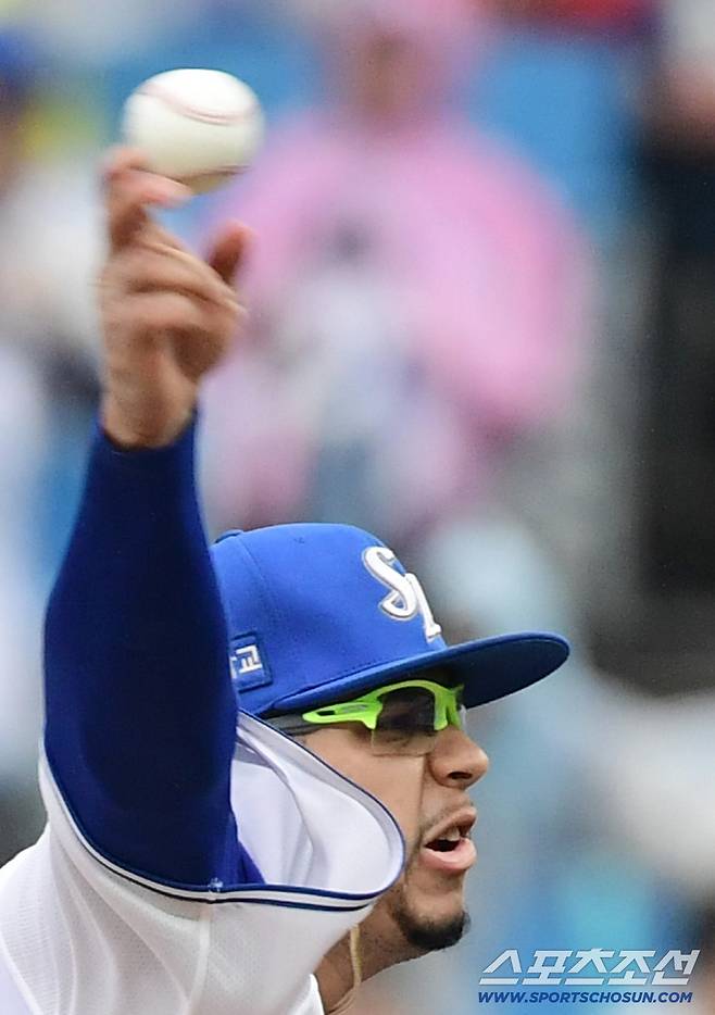 6일 대구 삼성라이온즈파크에서 열린 NC와 삼성의 와일드카드 1차전. 선발 투구하고 있는 삼성 후라도. 대구=송정헌 기자songs@sportschosun.com/2025.10.06/