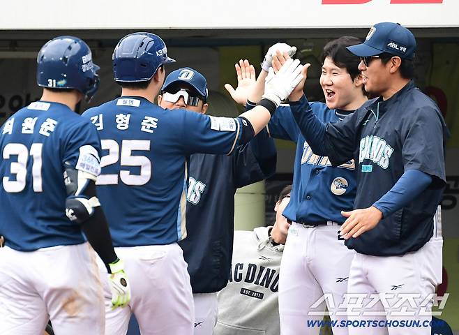 5회초 NC 김형준이 삼성 후라도를 상대로 솔로홈런을 날렸다. 이호준 감독의 축하를 받고 있는 김형준.