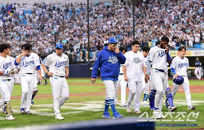 경기 종료 후 그라운드를 나서는 삼성 선수들.