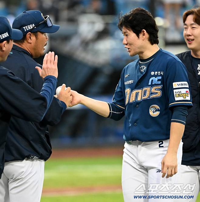 6일 대구 삼성라이온즈파크에서 열린 NC와 삼성의 와일드카드 1차전, NC가 4대1로 승리했다. 박민우가 이호준 감독에게 포스트시즌 첫 승 기념구를 건네고 있다. 대구=허상욱 기자
