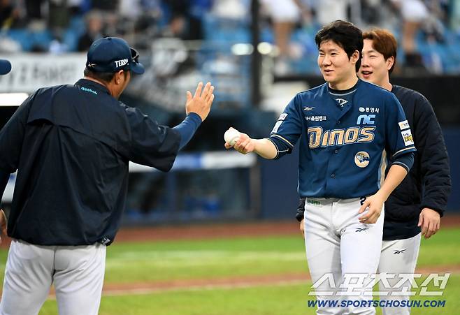 캡틴이 세심하게 챙긴 이호준 감독의 포스트시즌 첫 승 기념구