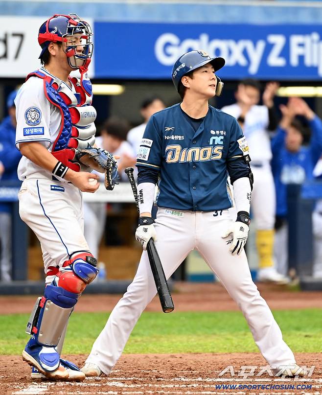 7일 대구삼성라이온즈파크에서 열린 NC와 삼성의 와일드카드 2차전, 6회초 1사 1,2루 박건우가 원태인에 루킹 삼진을 당하며 아쉬워하고 있다. 대구=허상욱 기자wook@sportschosun.com/2025.10.07/
