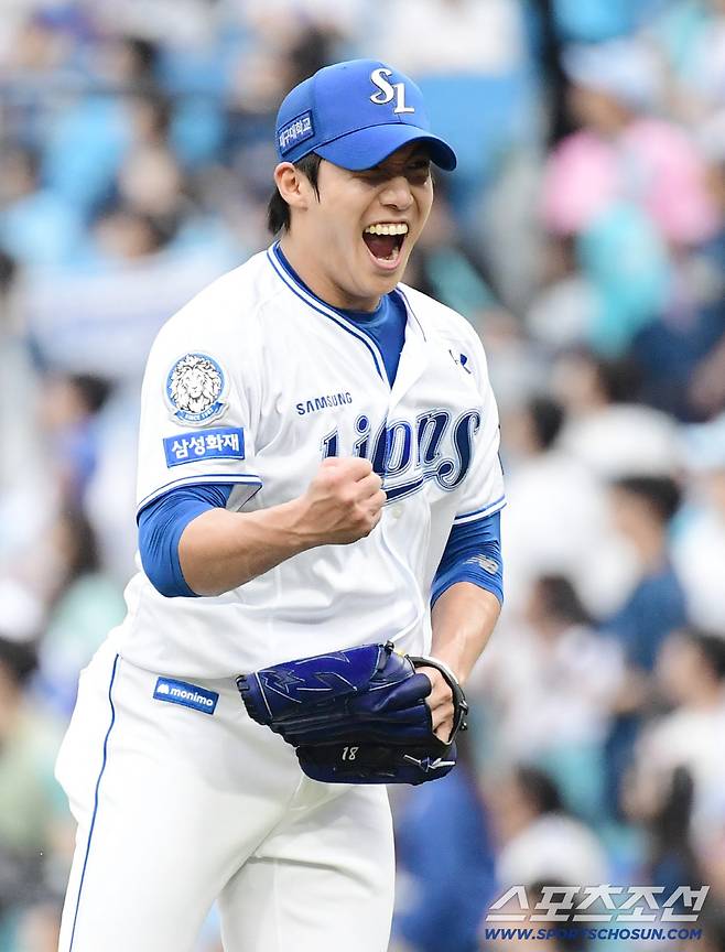 7일 대구 삼성라이온즈파크에서 열린 NC와 삼성의 와일드카드 2차전. 6회초 2사 1, 2루. 이우성을 플라이로 아웃 처리하고 포효하는 삼성 원태인. 대구=송정헌 기자songs@sportschosun.com/2025.10.07/