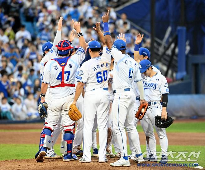 7일 대구삼성라이온즈파크에서 열린 NC와 삼성의 와일드카드 2차전, 삼성이 3대0으로 승리하며 준플레이오프에 진출했다. 승리의 기쁨을 나누는 삼성 선수들의 모습. 대구=허상욱 기자wook@sportschosun.com/2025.10.07/